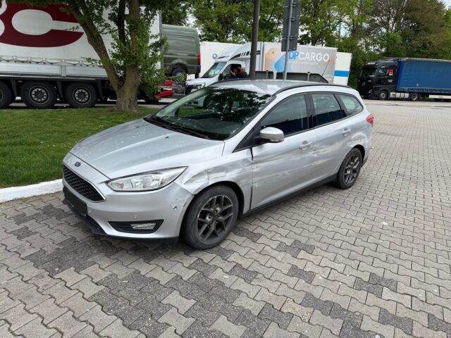 Ford Focus Turnier Mk3, Bj 2015, Unfallschaden auf der Fahrerseite (Leitplanke touchiert)